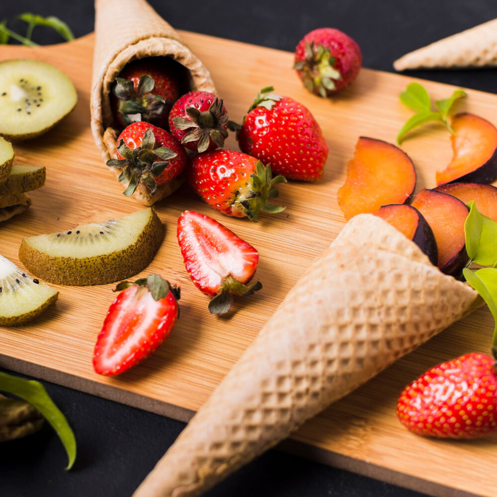 tavola-di-legno-con-coni-gelato-con-frutta.jpg